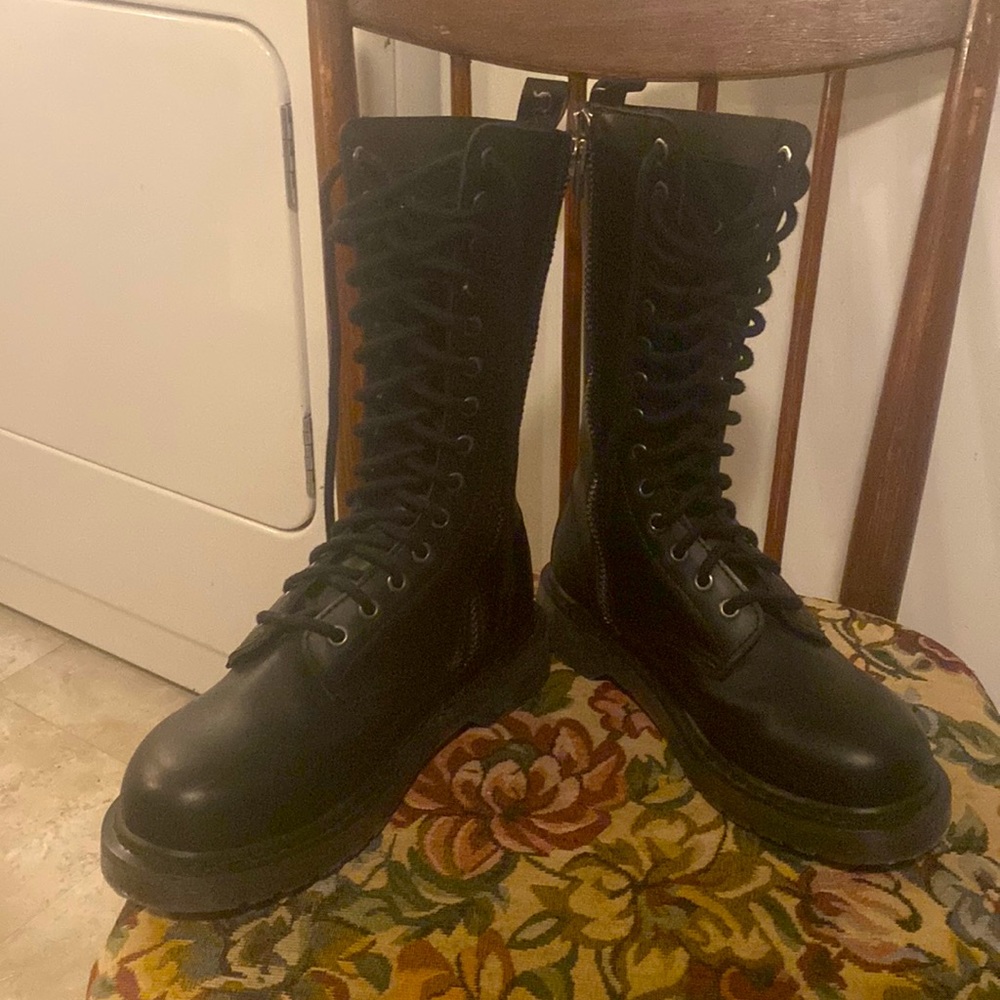 Demonia mens size 8 books, barely worn.